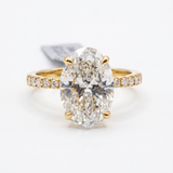Verlobungsring mit ovalem Diamanten